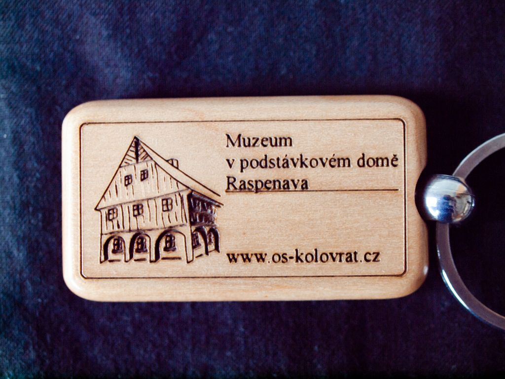 dřevěná klíčenka pro Muzeum v podstávkovém domě v Raspenavě