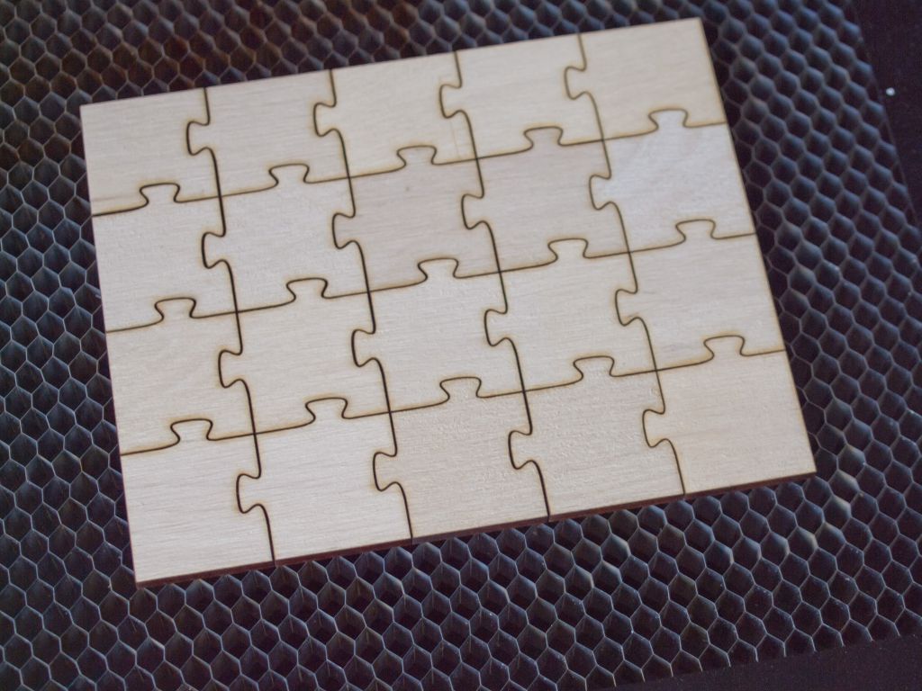prázdná šablona pro puzzle vhodná například k potisku